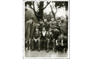 1965 - Un grupo de amigos en los jardines